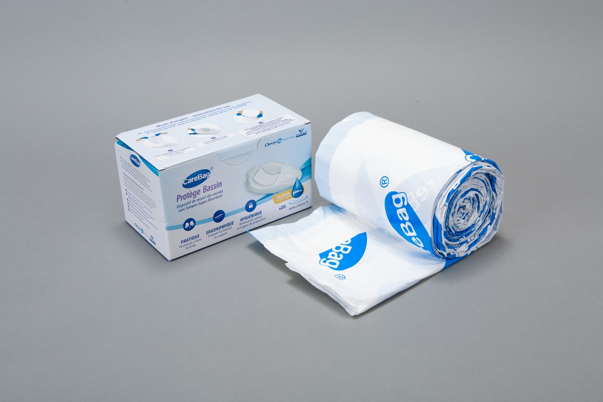 Commode liner with absorbent pads